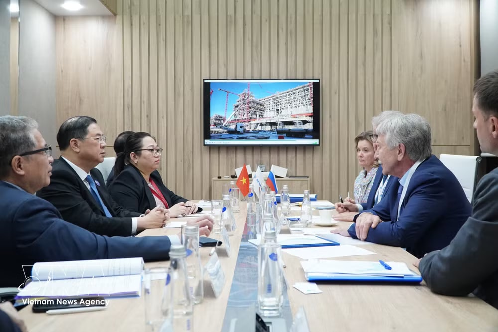 Permanent Deputy Prime Minister Pham Gia Tuc (second, left) meets with executives of Russia’s Novatek Group. (Photo: VNA) vnanet-potal-hoat-dong-cua-pho-thu-tuong-thuong-truc-pham-gia-tuc-tai-dien-dan-kinh-te-quoc-te-stpetersburg-lan-thu-29-8807791.jpg