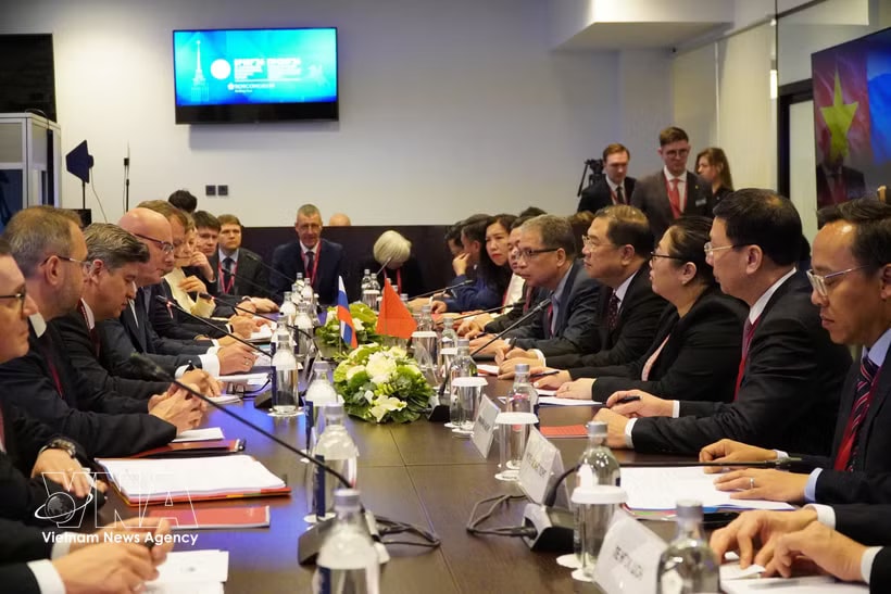 Permanent Deputy Prime Minister Pham Gia Tuc holds talks with his Russian counterpart Dmitry Chernyshenko in Moscow on June 5, 2026. (Photo: VNA)
