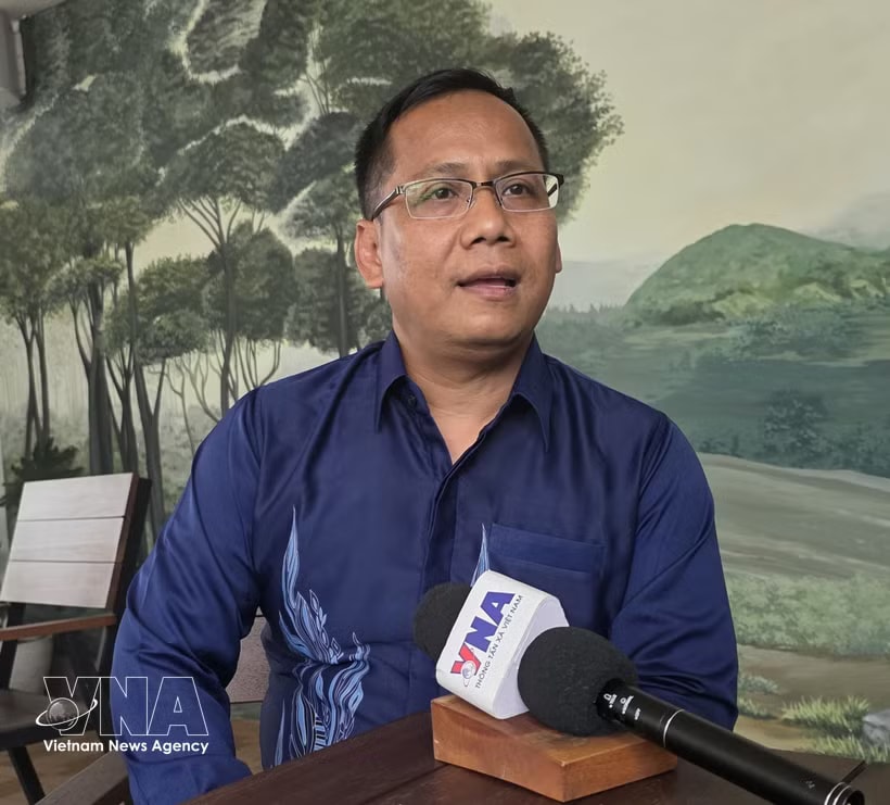 Indonesian scholar Lamijo of the National Research and Innovation Agency grants an interview to the Vietnam News Agency’s correspondents in Jakarta. (Photo: VNA)