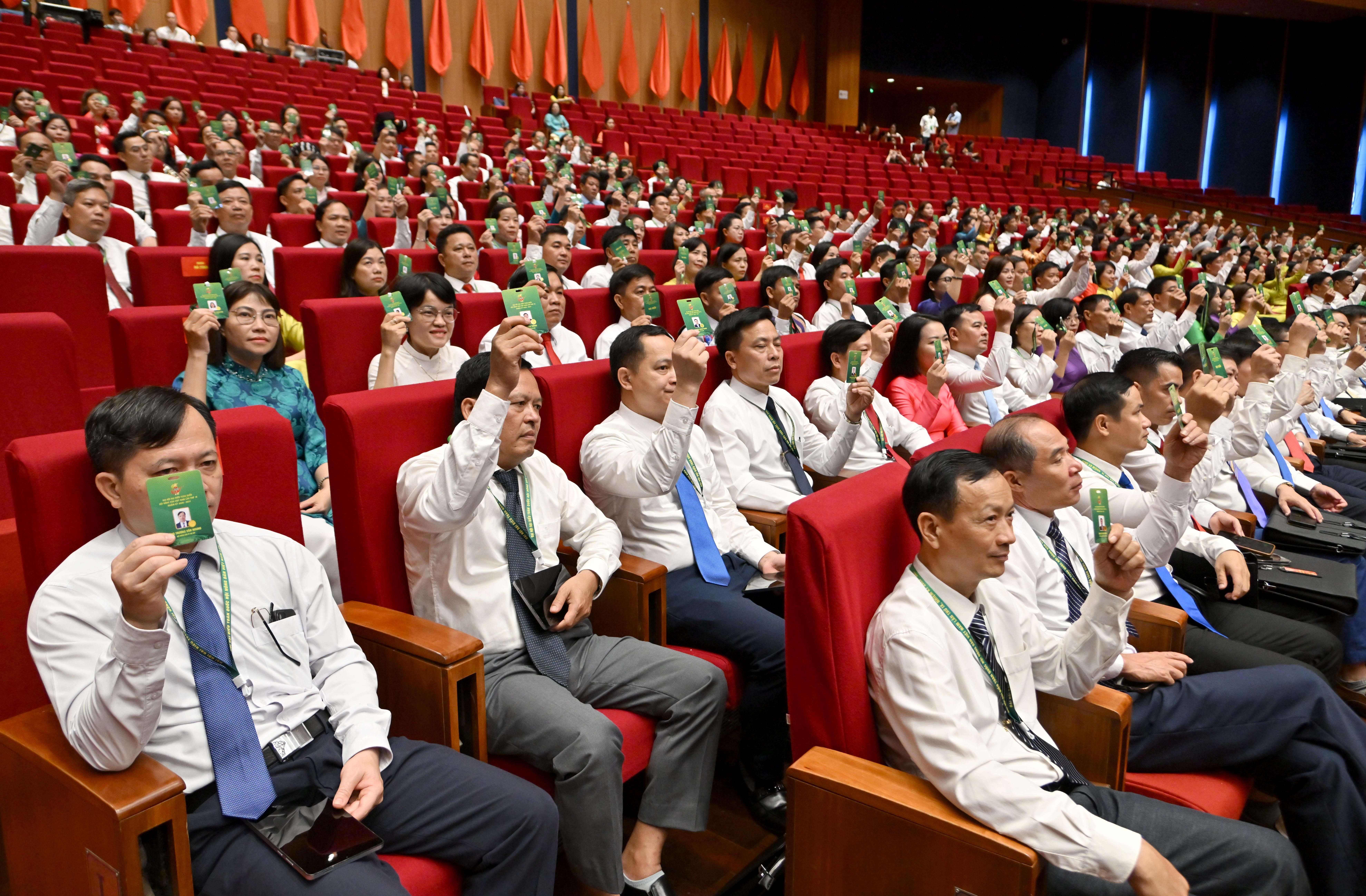 Các đại biểu biểu quyết thồn qua chương trình đại hội.3