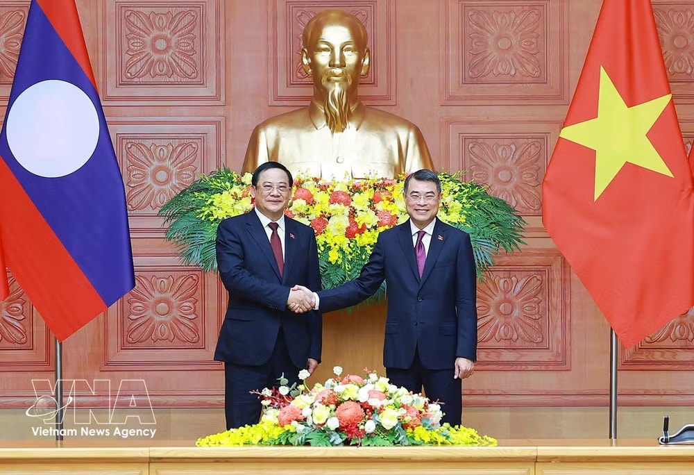 Prime Minister Le Minh Hung (R) welcomes his Lao counterpart Sonexay Siphandone in Hanoi on June 7 (Photo: VNA) vnanet-potal-thu-tuong-le-minh-hung-va-thu-tuong-lao-sonexay-siphandone-hoi-dam-8810907-1.jpg