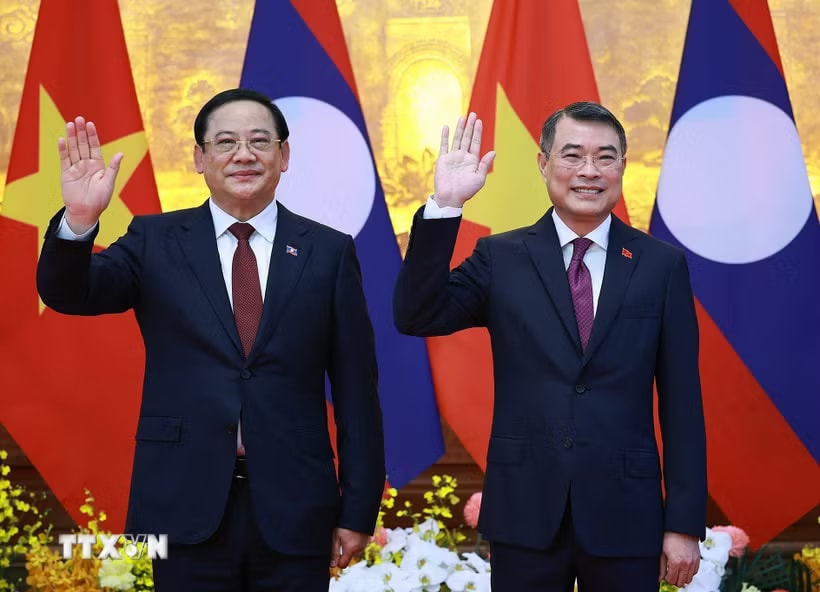 Thủ tướng Lê Minh Hưng và Thủ tướng Lào Sonexay Siphandone chụp ảnh chung trước hội đàm. (Ảnh: Dương Giang/TTXVN)