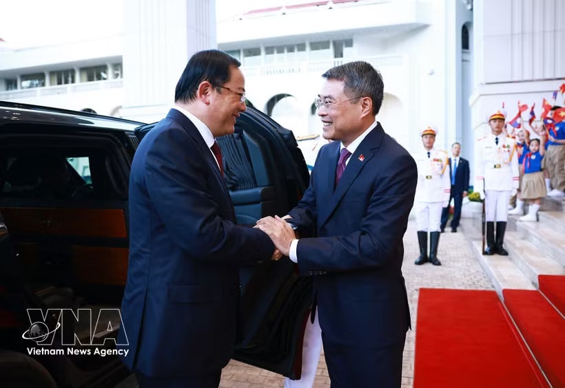 Prime Minister Le Minh Hung (right) welcomes Lao counterpart Sonexay Siphandone, who begins a three-day official visit to Vietnam and attendance at the third ASEAN Future Forum. (Photo: VNA)