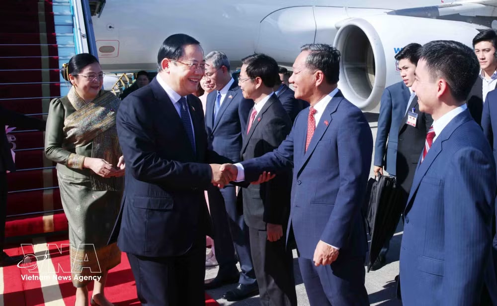 Prime Minister of Laos Sonexay Siphandone and his spouse are welcomed at Noi Bai International Airport in Hanoi on June 7 (Photo: VNA) vnanet-potal-thu-tuong-lao-va-phu-nhan-bat-dau-tham-chinh-thuc-viet-nam-va-tham-du-dien-dan-tuong-lai-asean-lan-thu-ba-8810632-1.jpg