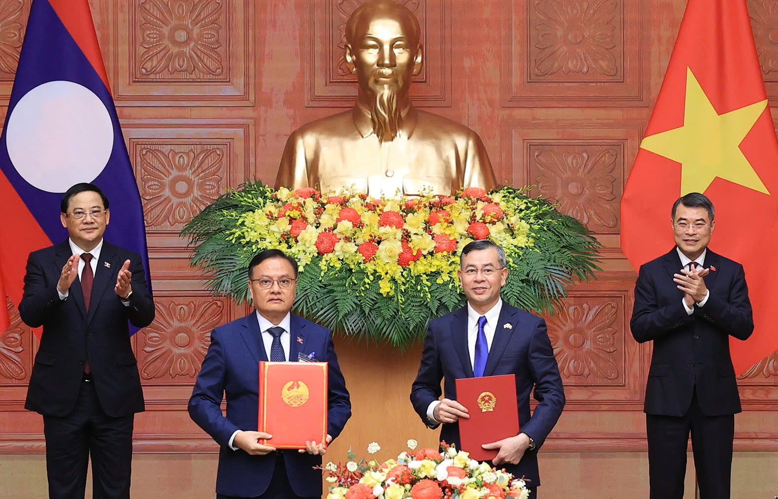 Trao VĂn kiện