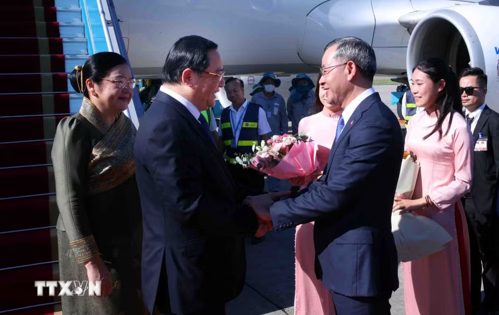 ttxvn-thu-tuong-lao-va-phu-nhan-bat-dau-tham-chinh-thuc-viet-nam-va-tham-du-dien-dan-tuong-lai-asean-lan-thu-ba-0706-1.jpg