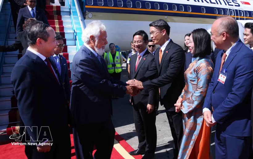 Prime Minister of Timor-Leste Kay Rala Xanana Gusmão arrives in Hanoi's Noi Bai International Airport on June 7 afternoon, beginning his official visit to Vietnam and attendance at the third ASEAN Future Forum (AFF) (Photo: VNA)