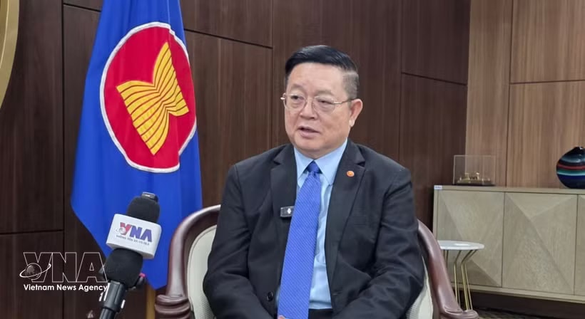 ASEAN Secretary-General Kao Kim Hourn in an interview with the Vietnam News Agency's resident correspondents in Jakarta. (Photo: VNA)