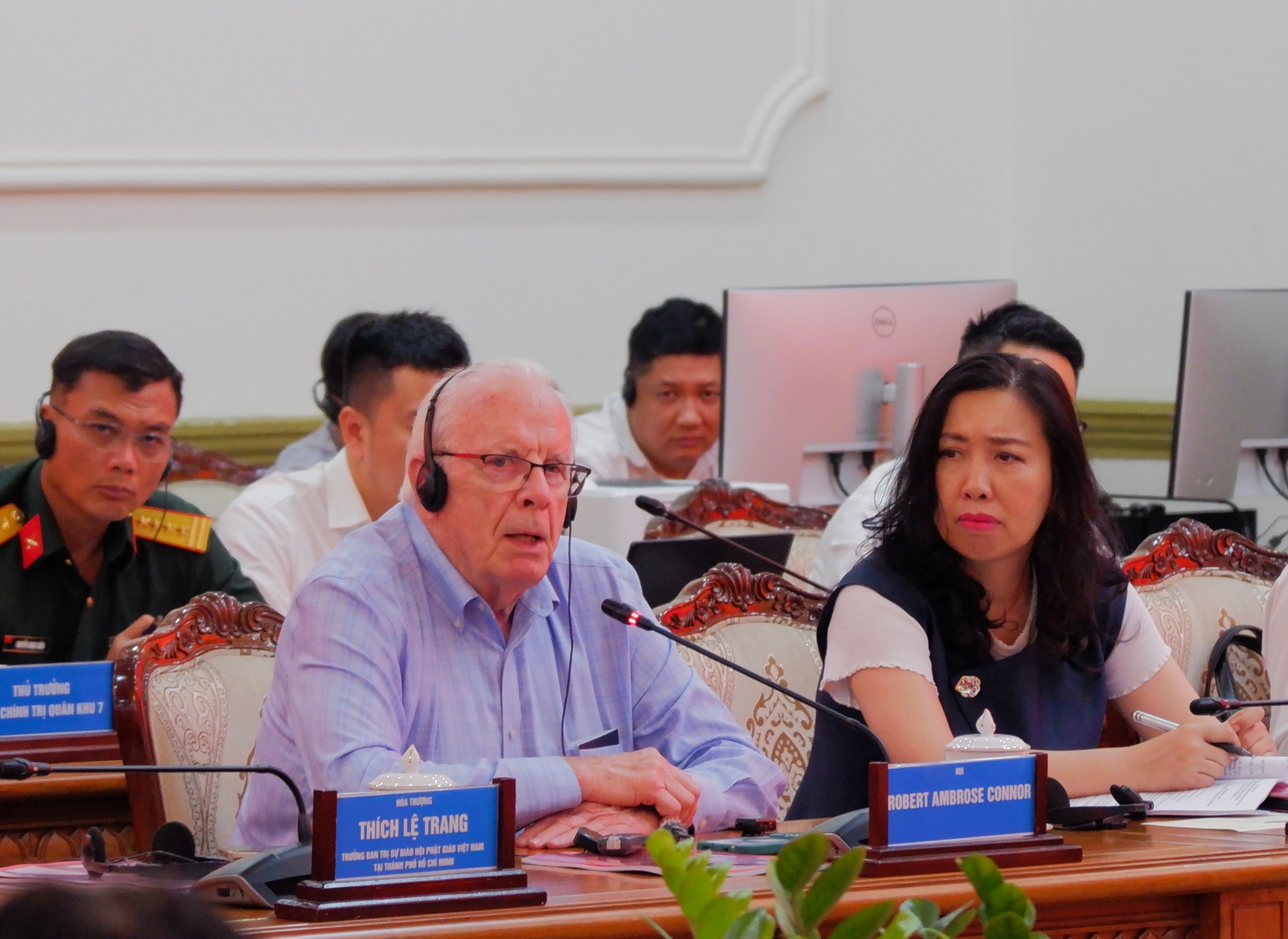 Cựu quân nhân Hoa Kỳ Robert Ambrose Connor chia sẻ về những căn cứ, tư liệu đã thu thập được nhằm phục vụ công tác tìm kiếm, quy tập hài cốt liệt sĩ tại hội thảo