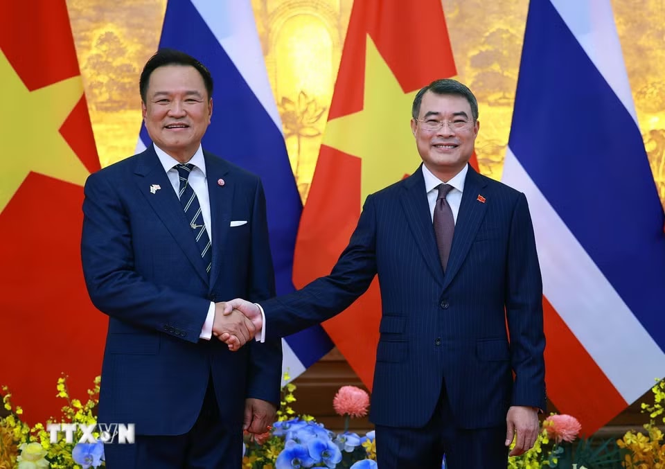 Thủ tướng Lê Minh Hưng hội đàm với Thủ tướng Vương quốc Thái Lan Anutin Charnvirakul. (Ảnh: Dương Giang/TTXVN)
