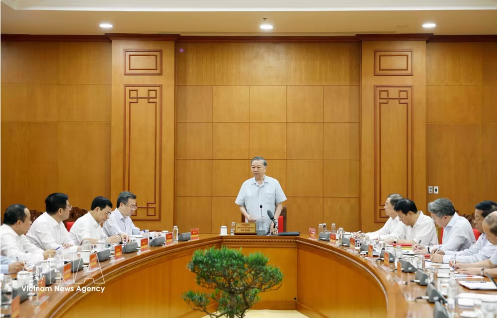Party General Secretary and State President To Lam chairs the meeting in Hanoi on June 8 with the Party Central Committee’s Commission for Policies and Strategies and relevant agencies on the review of Resolution No. 36-NQ/TW. (Photo: VNA) vnanet-potal-tong-bi-thu-chu-tich-nuoc-chu-tri-lam-viec-ve-de-an-tong-ket-nghi-quyet-36-nqtw-8812123.jpg