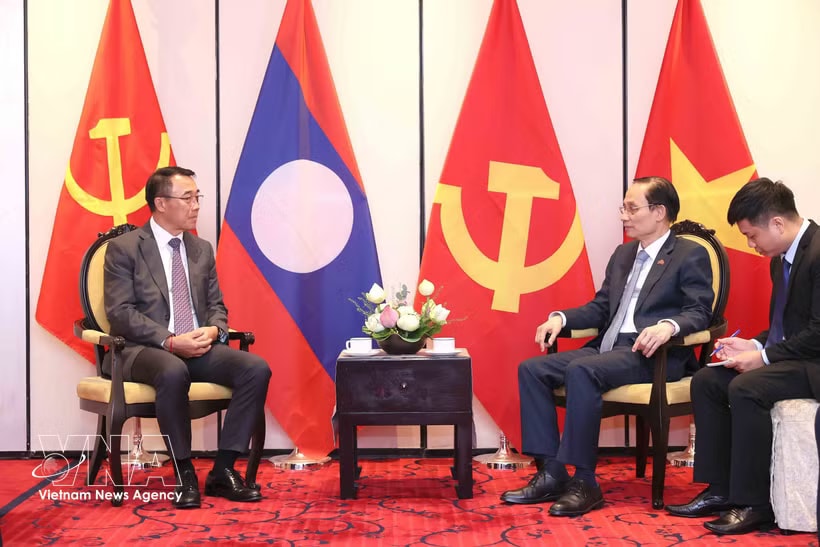Politburo member and Minister of Foreign Affairs Le Hoai Trung (R) and Bounleua Phandanouvong, member of the Central Committee of the Lao People's Revolutionary Party and Chairman of its Commission for External Relations, meet in Hanoi on June 7, 2026. (Photo: VNA)
