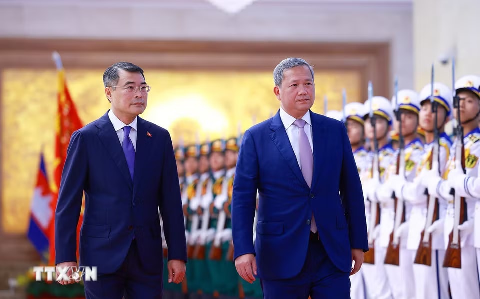 f6d89c369305d214401324f0635329e699ef59cd79088e1f-_ttxvn-le-don-thu-tuong-campuchia-hun-manet-tham-chinh-thuc-viet-nam-8.jpg.avif
