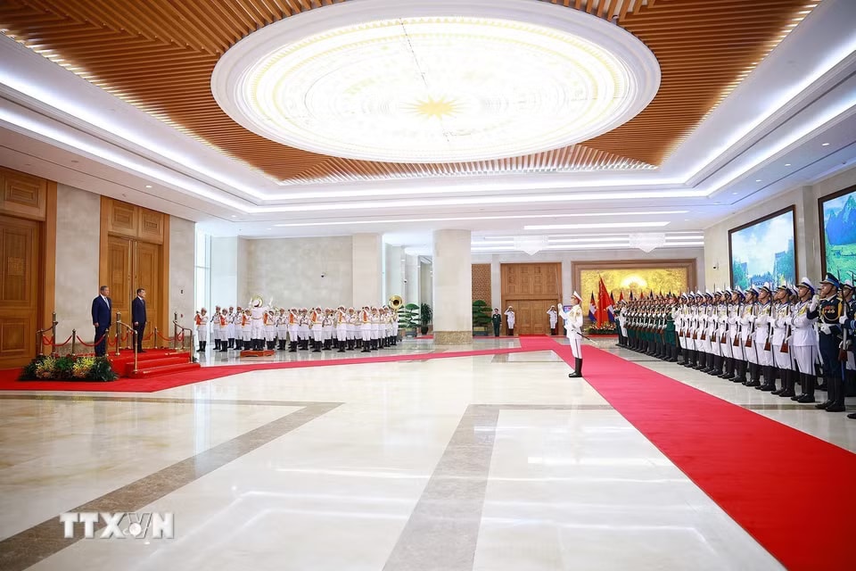 f6d89c369305d2148539c4727e601e4b99071abcca08bb4a-_ttxvn-le-don-thu-tuong-campuchia-hun-manet-tham-chinh-thuc-viet-nam-6.jpg.avif