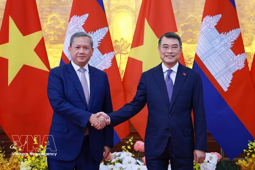 Vietnamese Prime Minister Le Minh Hung (R) and his Cambodian counterpart Hun Manet before the talks (Photo: VNVA)