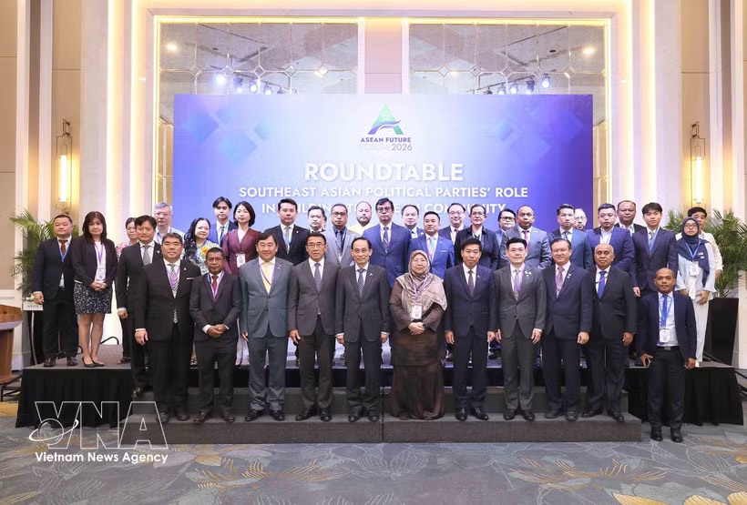 Vietnamese Minister of Foreign Affairs Le Hoai Trung and delegate pose for a group photo at the event. (Photo: VNA)
