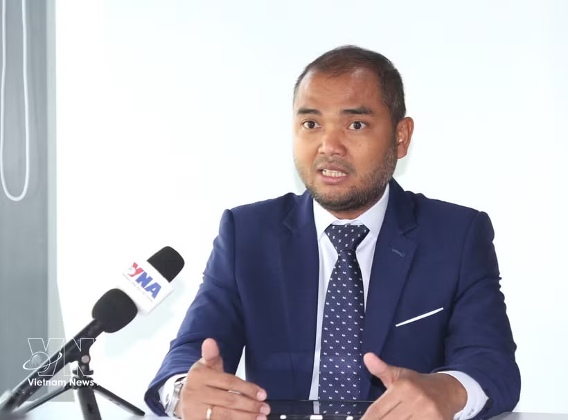 Dr Gnel Rattha, President of the Cambodia–Russia Business Association and a geopolitical and international economic analyst, in an interview with Vietnam News Agency (VNA) correspondents in Phnom Penh. (Photo: VNA)