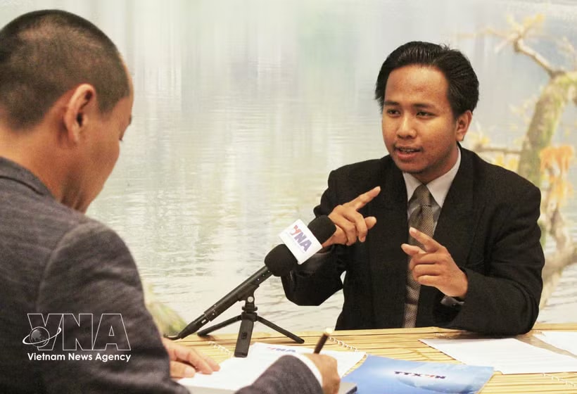Him Raksmey, Executive Director of the Cambodian Centre for Regional Studies (CCRS), talks to a Vietnam News Agency correspondent in Phnom Penh (Photo: VNA)