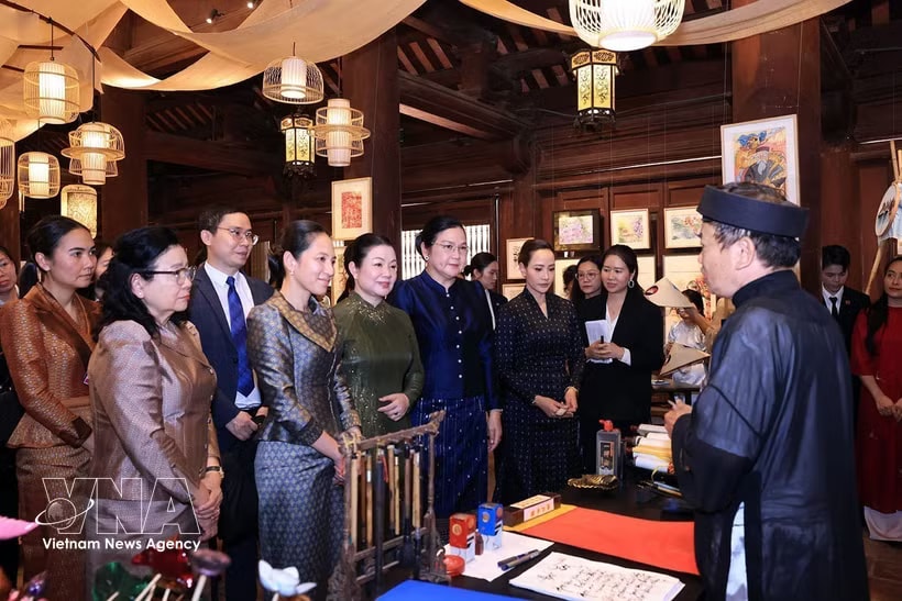 Spouses explore Vietnam's calligraphy art (Photo: VNA)
