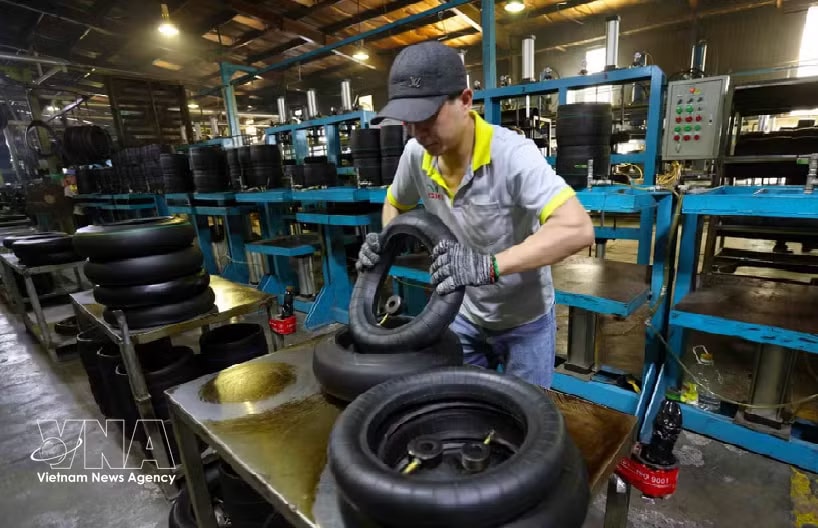 Motorcycle tyre production at the factory of CAMEL Vietnam Rubber Co., Ltd., a Thai-owned enterprise located in the Lao Bao International Border Gate Economic Zone in Quang Tri province. (Photo: VNA)