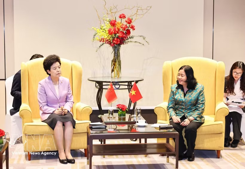 Politburo member, Secretary of the Party Central Committee and President of the Vietnam Fatherland Front (VFF) Central Committee Bui Thi Minh Hoai (R) and Vice Chairperson of the National Committee of the Chinese People's Political Consultative Conference (CPPCC) Xian Hui. (Photo: VNA)