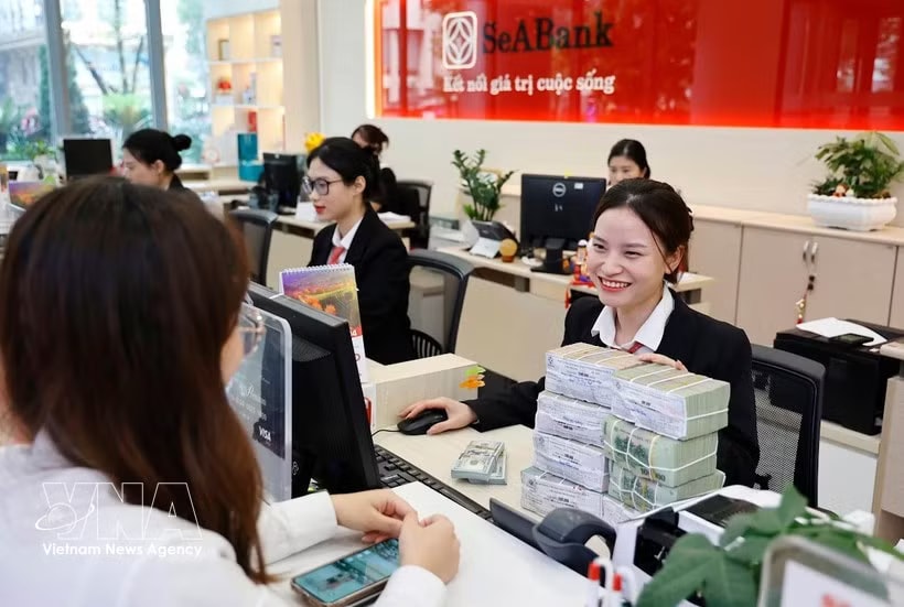 A transaction office of SeABank. In Resolution No. 148/NQ-CP, the Government requested the monetary policy be governed proactively and flexibly, in close coordination with an appropriately expansionary fiscal policy and other macroeconomic measures to support growth, control inflation, maintain macroeconomic stability and safeguard major economic balances. (Photo: VNA)