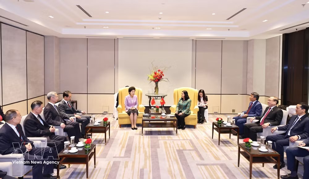 At the meeting between Politburo member, Secretary of the Party Central Committee and President of the Vietnam Fatherland Front (VFF) Central Committee Bui Thi Minh Hoai and Vice Chairperson of the National Committee of the Chinese People's Political Consultative Conference (CPPCC) Xian Hui. (Photo: VNA) vnanet-hoai-1.jpg