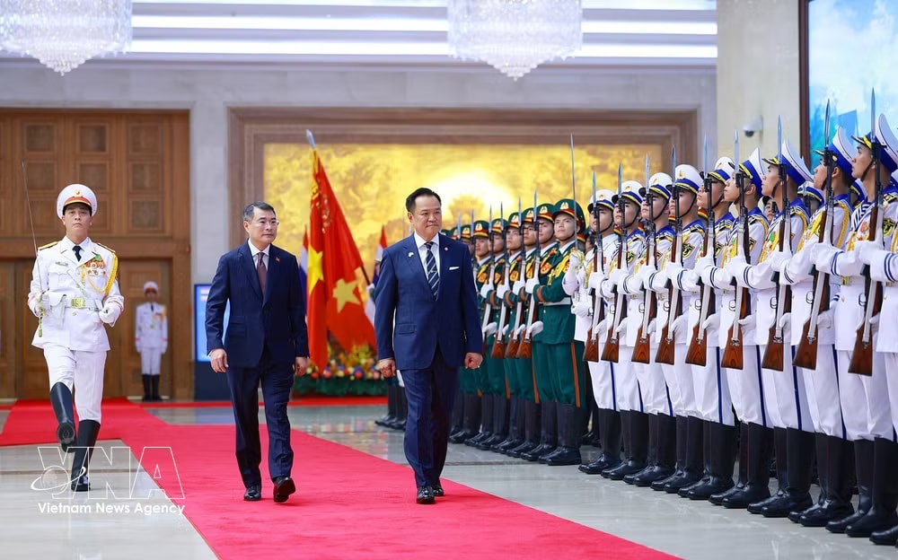 Prime Minister Le Minh Hung (left) and his Thai counterpart Anutin Charnvirakul review the Guard of Honour of the Vietnam People's Army at the welcome ceremony on June 8. (Photo: VNA) Prime Minister Le Minh Hung (left) and his Thai counterpart Anutin Charnvirakul review the Guard of Honour of the Vietnam People's Army at the welcome ceremony on June 8. (Photo: VNA)
