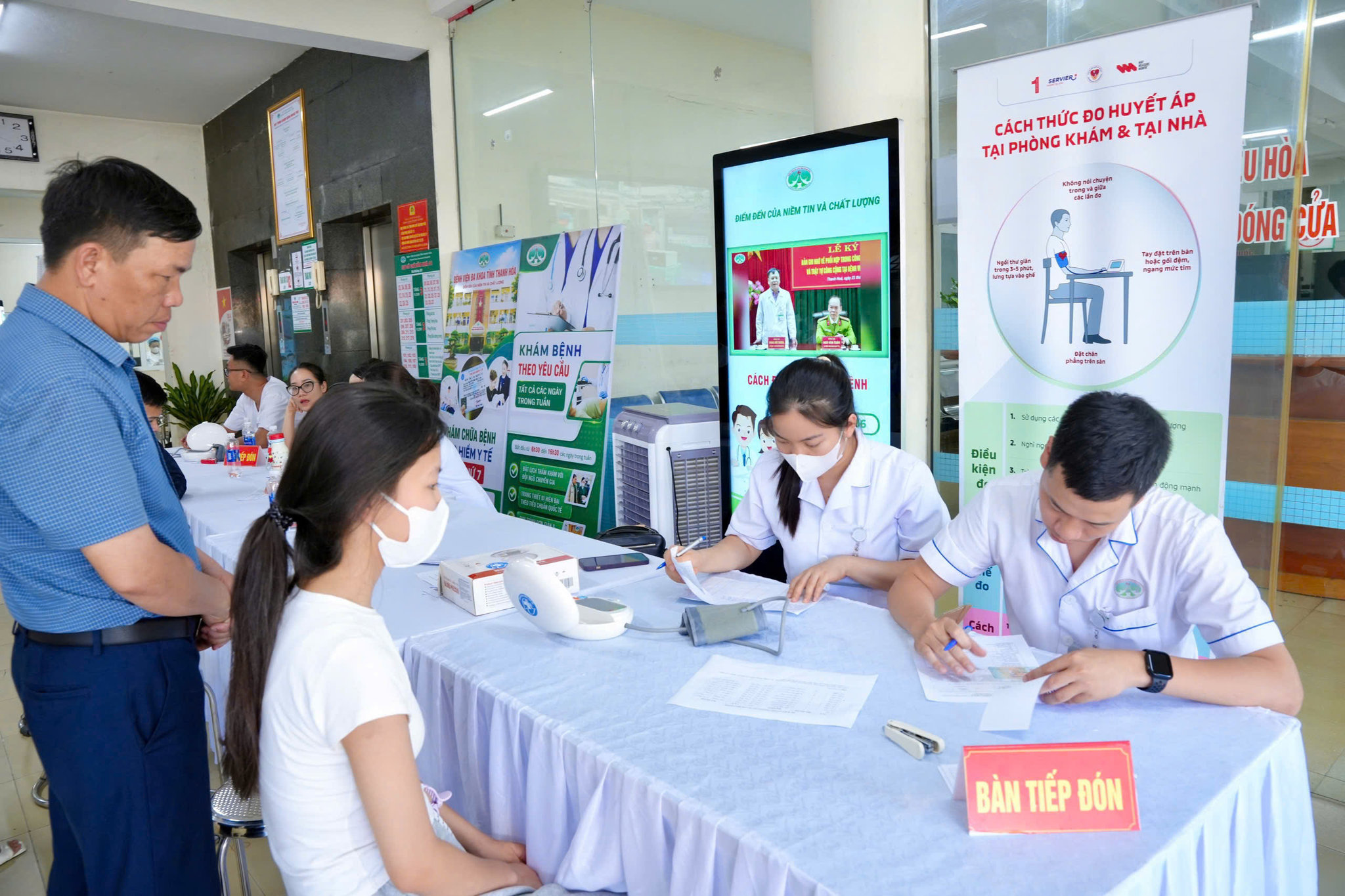 Người dân được khám sàng lọc, tư vấn sức khỏe miễn phí