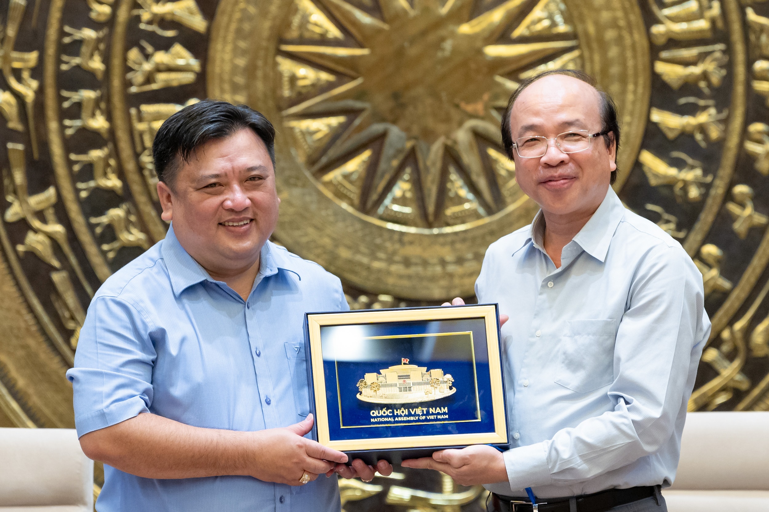 Chủ nhiệm Ủy ban Pháp luật và Tư pháp Phan Chí Hiếu trao quà kỷ niệm Chủ tịch Hội Nông dân VN tỉnh Cà Mau Nguyễn Hoàng Thoại