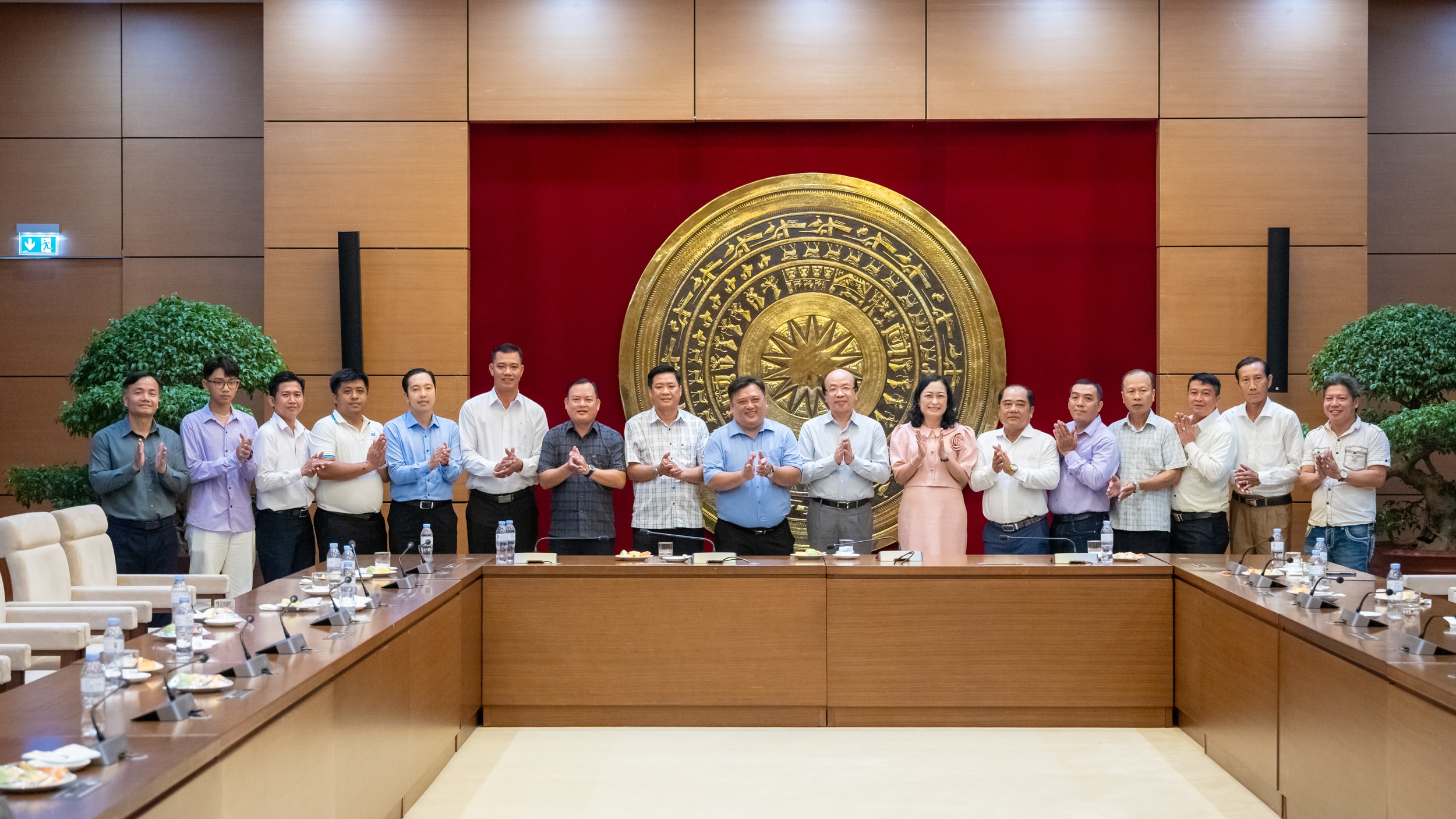 Chủ nhiệm Ủy ban Pháp luật và Tư pháp Phan Chí Hiếu và Đoàn đại biểu Hội Nông dân Việt Nam tỉnh Cà Mau chụp ảnh lưu niệm