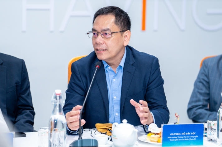 821288-htk05346.jpg