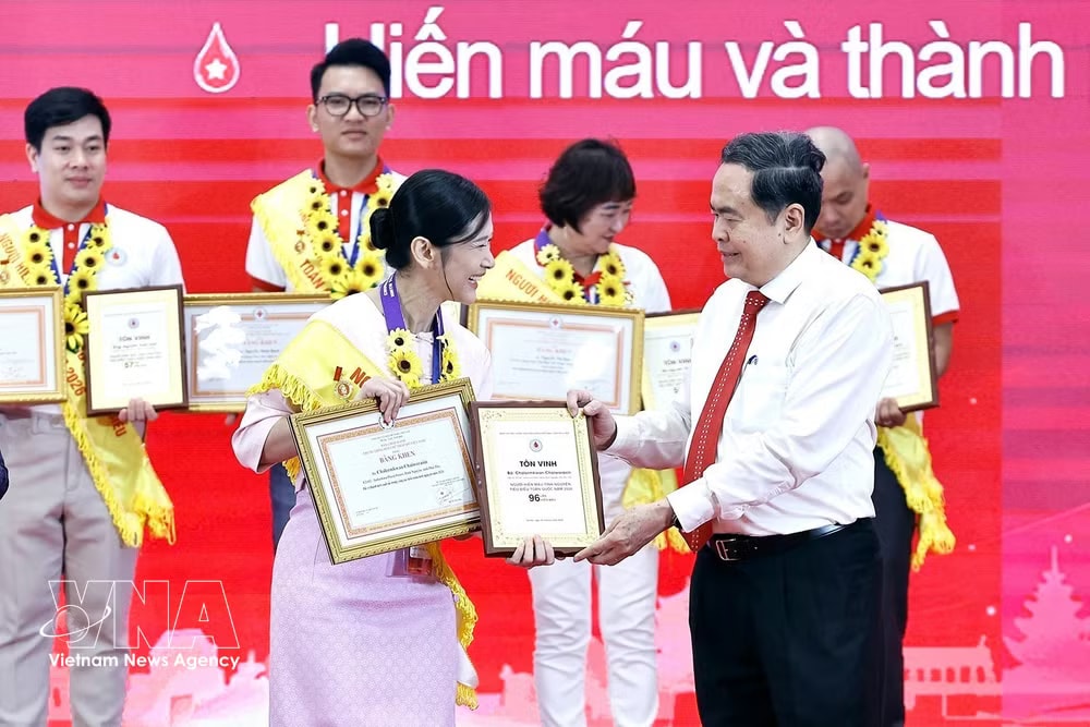 vnanet-potal-chu-tich-quoc-hoi-du-le-ton-vinh-nguoi-hien-mau-tinh-nguyen-tieu-bieu-toan-quoc-8814283.jpg