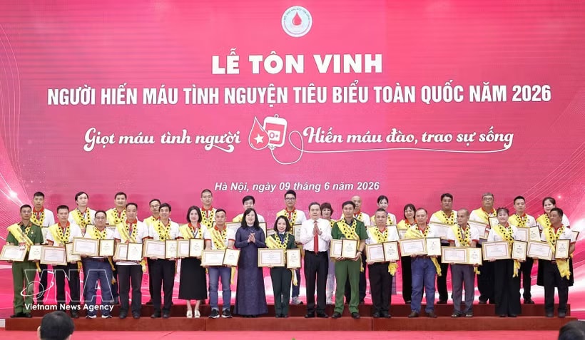 National Assembly Chairman Tran Thanh Man and Minister of Health Dao Hong Lan present certificates of honor and commendations to outstanding voluntary blood donors nationwide in 2026 (Photo: VNA)