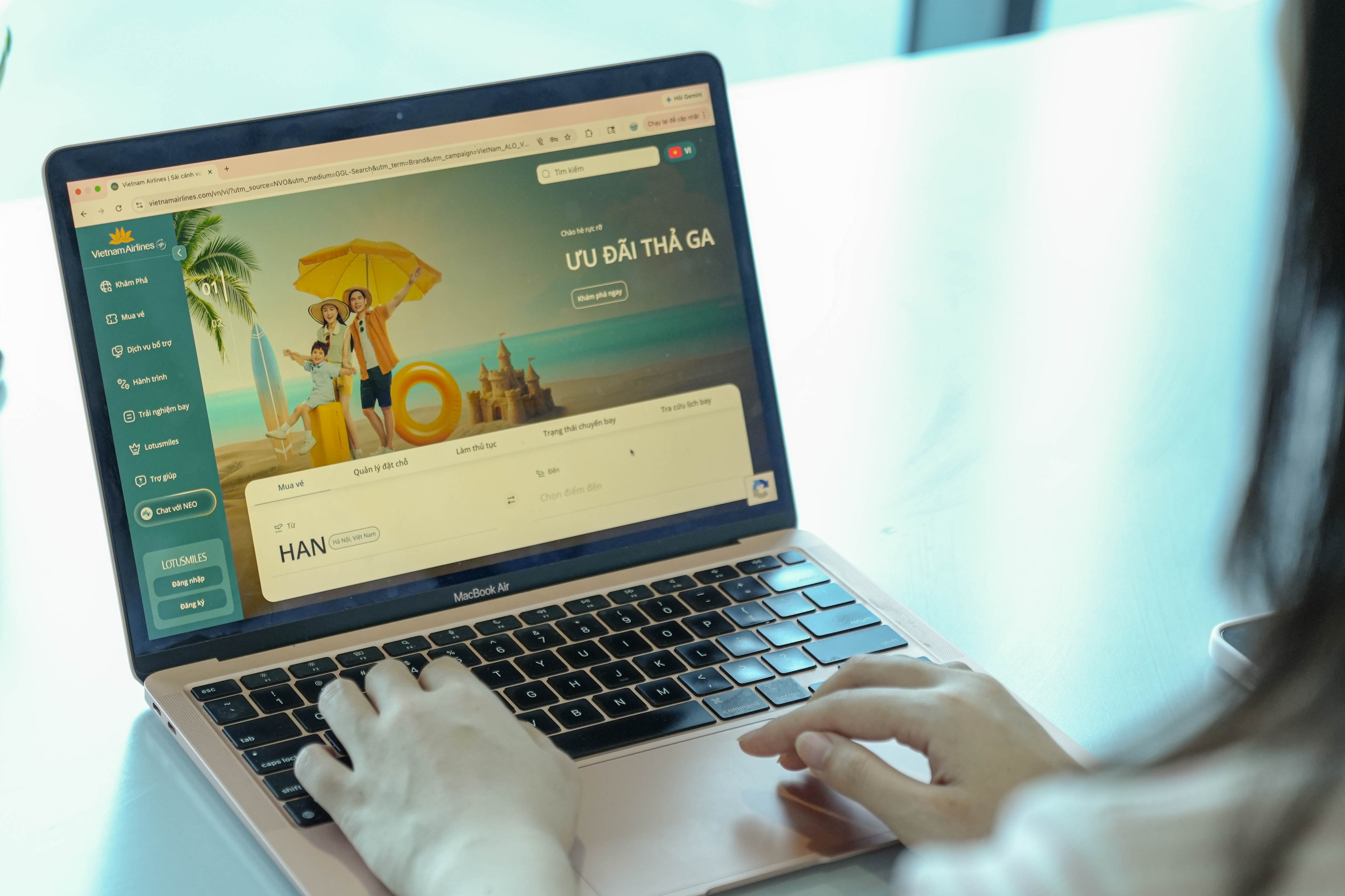 Ảnh 3_ Vietnam Airlines khuyến nghị hành khách kiểm tra kỹ thông tin và chỉ thực hiện giao dịch qua website, ứng dụng di động, phòng vé và các đại lý chính thức của Hãng.