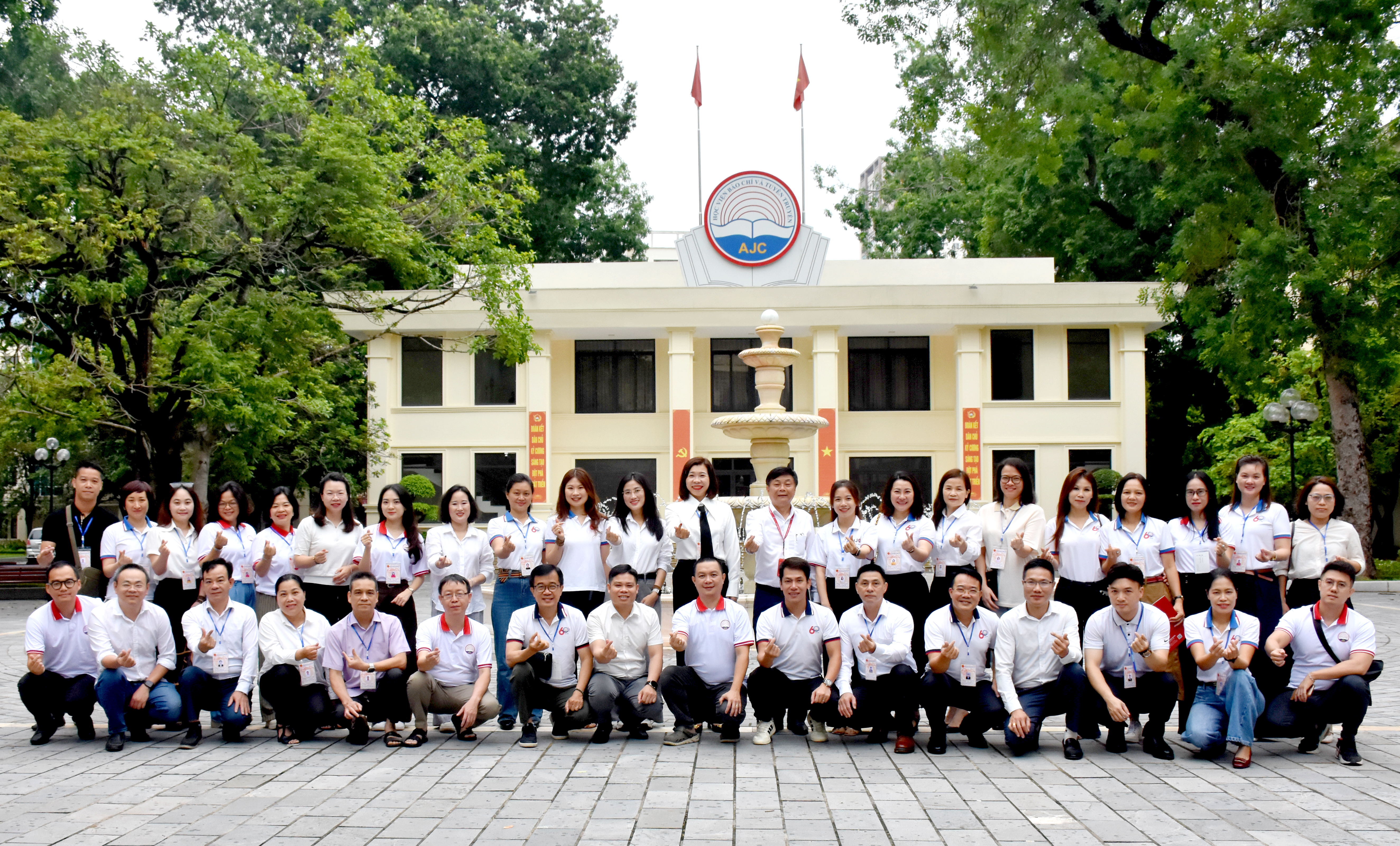 Ban Giám đốc Học viện chupj ảnh lưu niệm cùng Đoàn kiểm tra trước khi Đoàn xuất phát