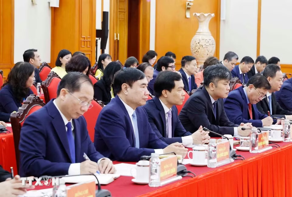 d4bc2f6c33baf0aa24dfd57111e811a4b44265e78-_ttxvn-tong-bi-thu-chu-tich-nuoc-lam-viec-voi-hoi-dong-ly-luan-trung-uong-5.jpg.avif
