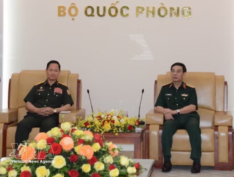 Deputy Prime Minister and Minister of National Defence General Phan Van Giang (R) receives his Lao counterpart General Khamliang Outhakaysone in Hanoi on June 9. (Photo: VNA)