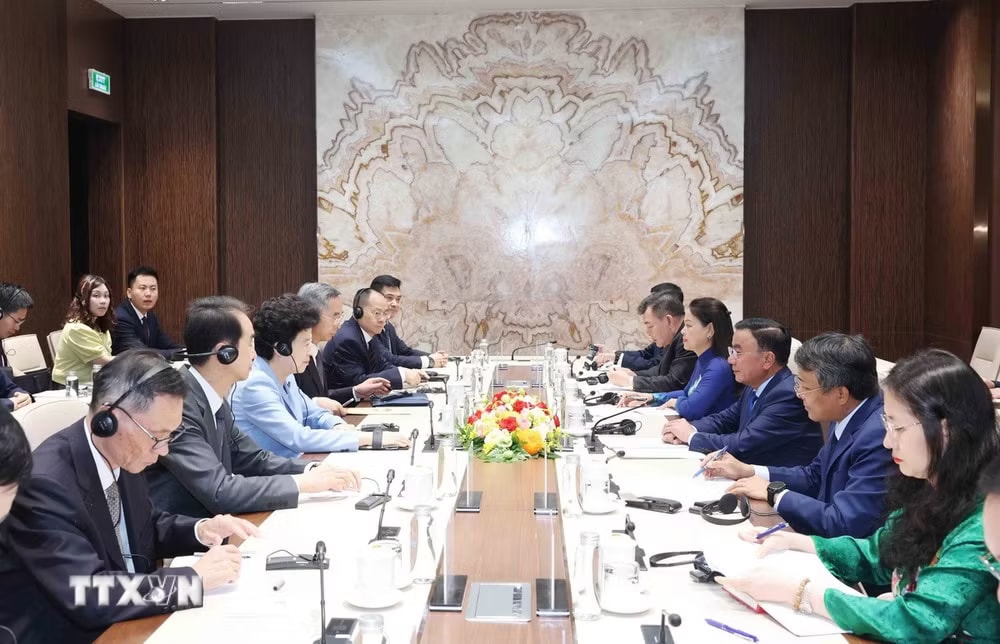 Thường trực Ban Bí thư Trần Cẩm Tú tiếp Phó Chủ tịch Chính hiệp Toàn quốc Trung Quốc Hàm Huy. (Ảnh: Phương Hoa/TTXVN) ttxvn-thuong-truc-ban-bi-thu-tran-cam-tu-tiep-pho-chu-tich-chinh-hiep-toan-quoc-trung-quoc-4.jpg
