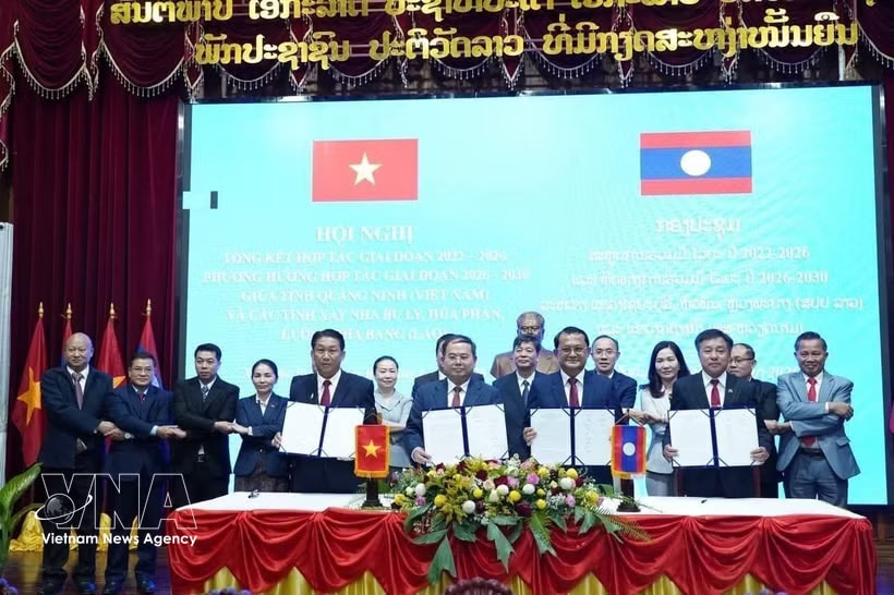Leaders of Quang Ninh province and three provinces in northern Laos sign the conference minutes. (Photo: VNA)