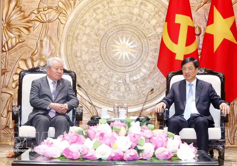 Politburo member, Secretary of the Party Central Committee and head of its Organisation Commission Nguyen Duy Ngoc (R) hosts a reception in Hanoi on June 9 for Tanaka Akihiko, President of the Japan International Cooperation Agency (JICA) (Photo: VNA)