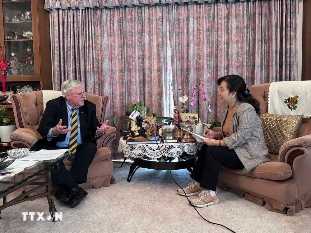 Giáo sư Carl Thayer thuộc Học viện Quốc phòng Australia, Đại học New South Wales trả lời phỏng vấn của phóng viên TTXVN tại Australia. (Ảnh: Lê Đạt/TTXVN) ttxvn-dien-dan-tuong-lai-asean-duoi-goc-nhin-cua-giao-su-carl-thayer2.jpg
