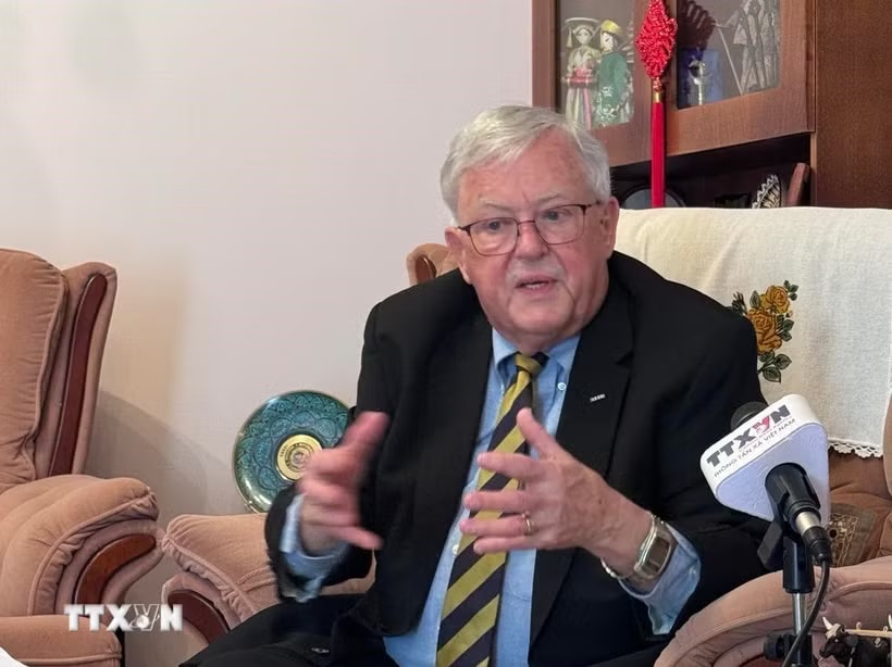 Giáo sư Carl Thayer thuộc Học viện Quốc phòng Australia, Đại học New South Wales trả lời phỏng vấn của phóng viên TTXVN tại Australia. (Ảnh: Lê Đạt/TTXVN)