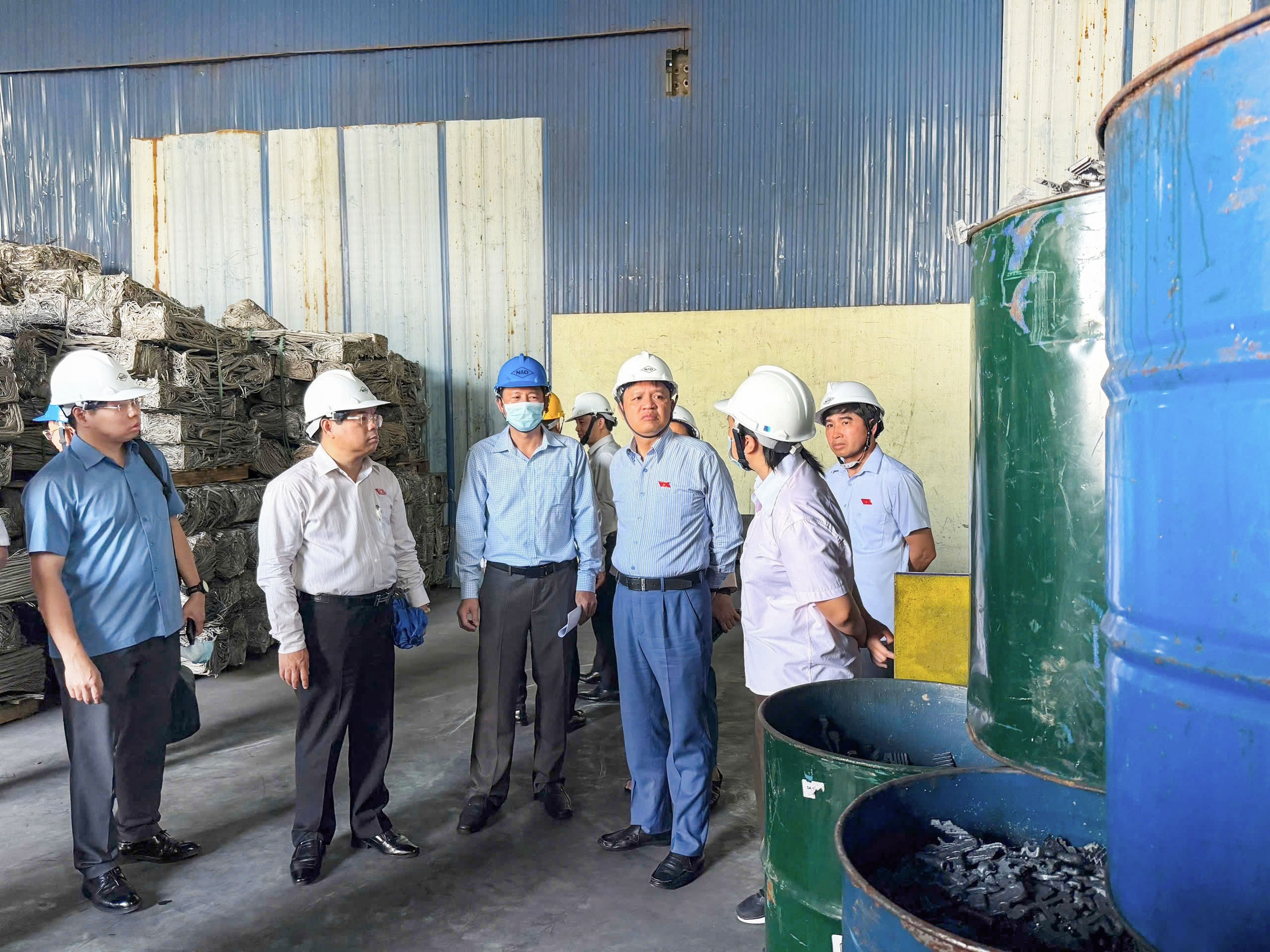 Đoàn công tác của Ủy ban Khoa học, Công nghệ và Môi trường khảo sát nhà máy tái chế Nguyệt Minh 2 Daiki Aluminium, khu công nghiệp Bình Xuyên, tỉnh Phú Thọ. Ảnh: Thanh Chi