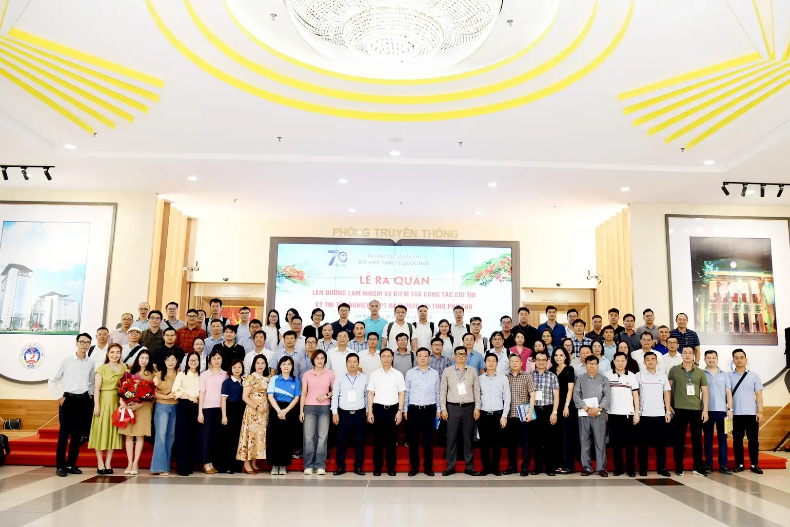 Lãnh đạo Đại học và Đoàn cán bộ giảng viên tham gia kiểm tra công tác coi thi của Đại học Kinh tế Quốc dân