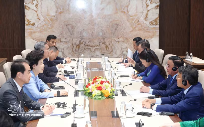 A view of the meeting in Hanoi on June 9 between Politburo member and Permanent member of the Communist Party of Vietnam (CPV) Central Committee’s Secretariat Tran Cam Tu and a delegation of the Chinese People's Political Consultative Conference National Committee. (Photo: VNA)