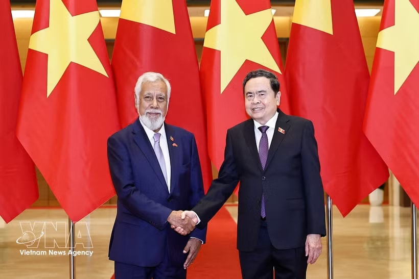 National Assembly Chairman Tran Thanh Man (R) and Timor-Leste Prime Minister Kay Rala Xanana Gusmão meet in Hanoi on June 9. (Photo: VNA)