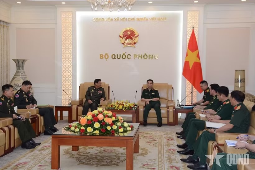 Deputy Prime Minister and Minister of National Defence Gen. Phan Van Giang (right) and Secretary of State at Cambodia’s Ministry of National Defence Gen. Prak Sovanna at their meeting on June 9 (Photo: qdnd.vn)