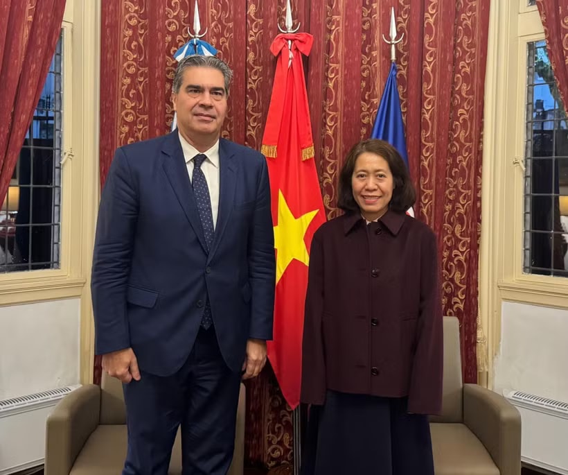 Vietnam's Ambassador to Argentina Ngo Minh Nguyet and Senator Jorge Milton Capitanich, Chairman of the Asian Friendship Group of the Argentine Senate at the reception on June 8 (Photo: VNA)