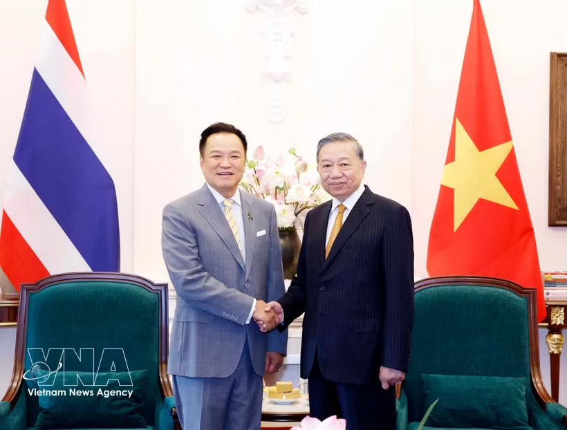 General Secretary of the Communist Party of Vietnam Central Committee and State President To Lam (R) welcomes Thai Prime Minister Anutin Charnvirakul in Hanoi on June 9. (Photo: VNA)
